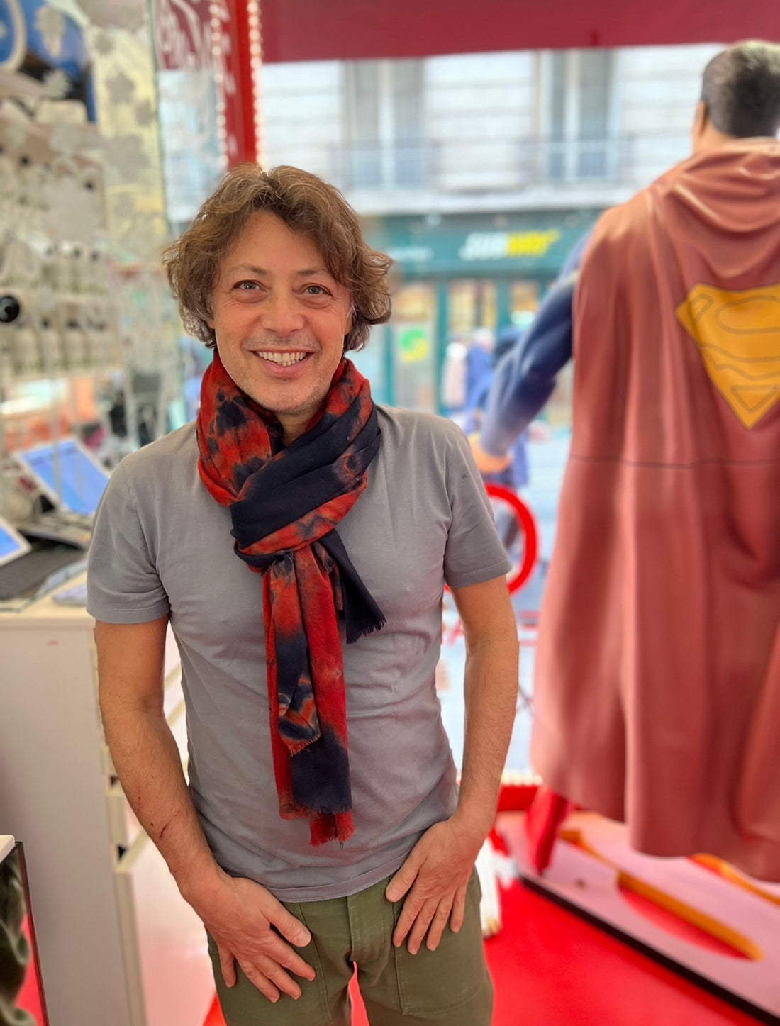Photo de Simon dans son salon de coiffure  avec une écharpe cachemire Tie & Dye.
