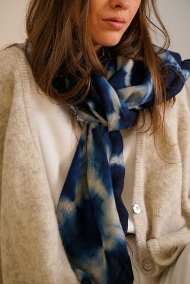 Jolie fille qui porte une écharpe en laine bohemian bleu marine. Écharpe Tie &Dye.