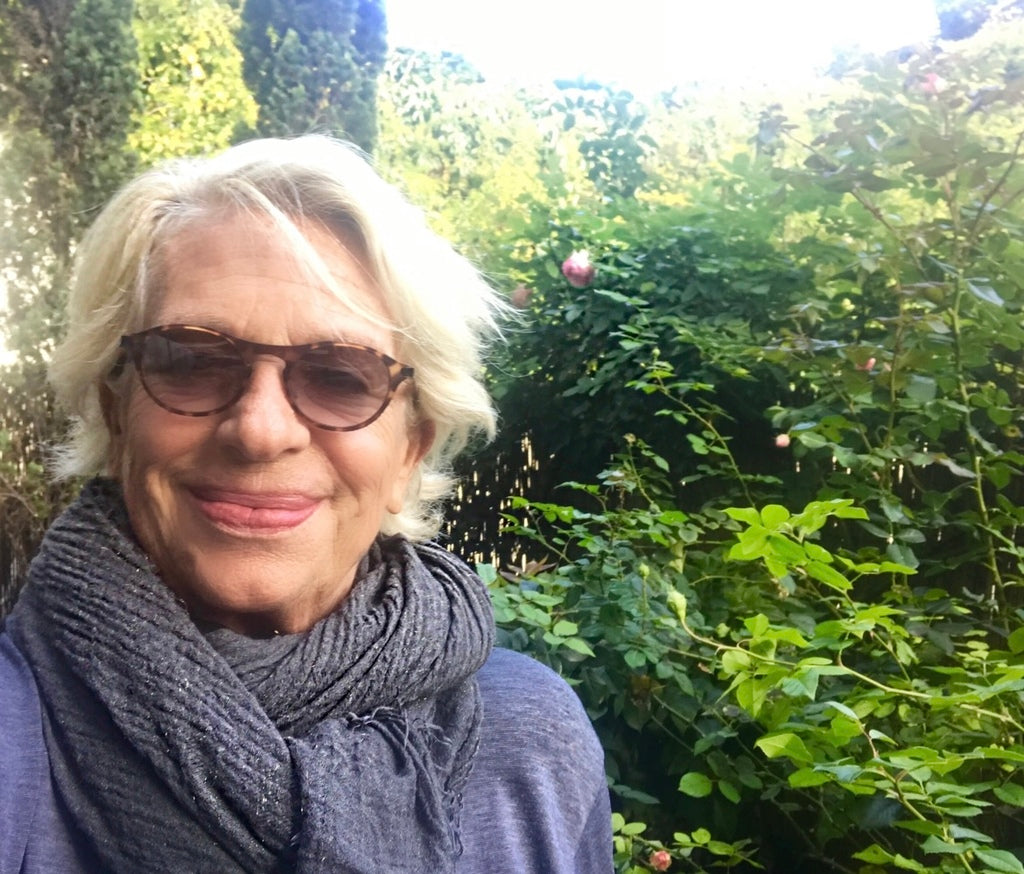 Veronique de Villèle portant une écharpe en cachemire rouge.