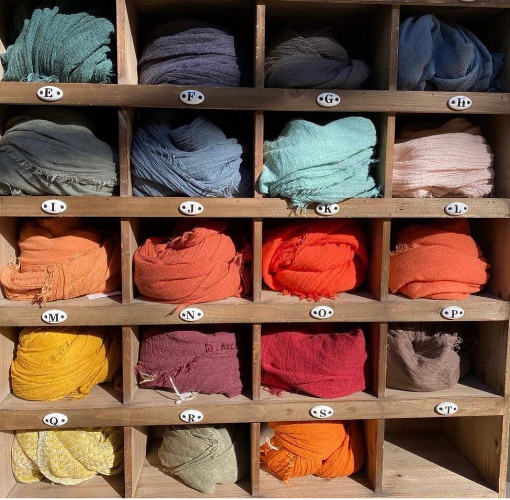 Photo d’écharpes saint Gervais enroulées dans des casiers. Ce qui fait un jolie dégradé de couleurs. 