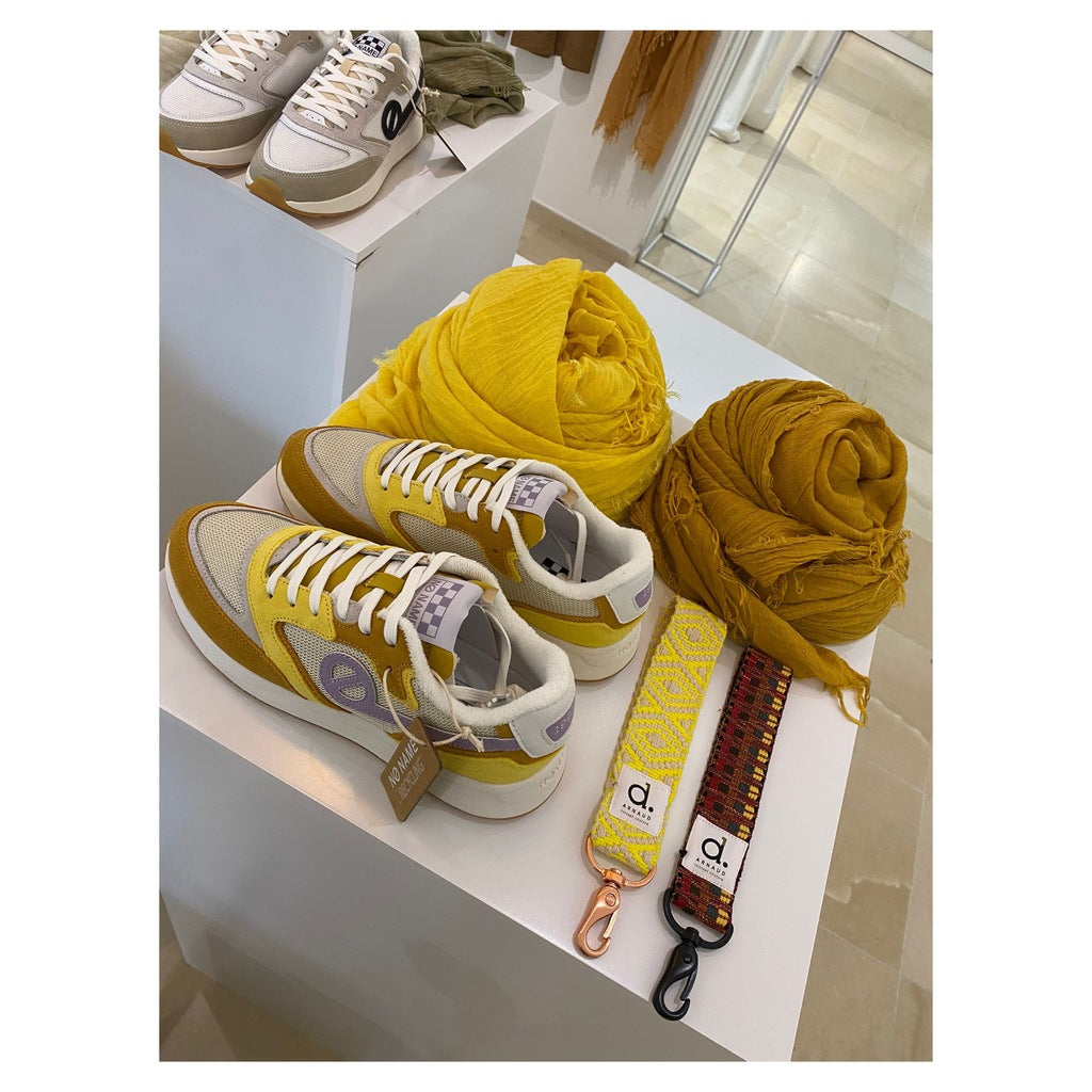 Photo de deux echarpes saint gervais posées en rond à-côté d'une paire de chaussure. le tout est assorti. 