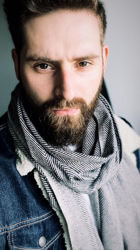 Photo de Jules Rouby portant une écharpe en cachemire pour la fête des pères 