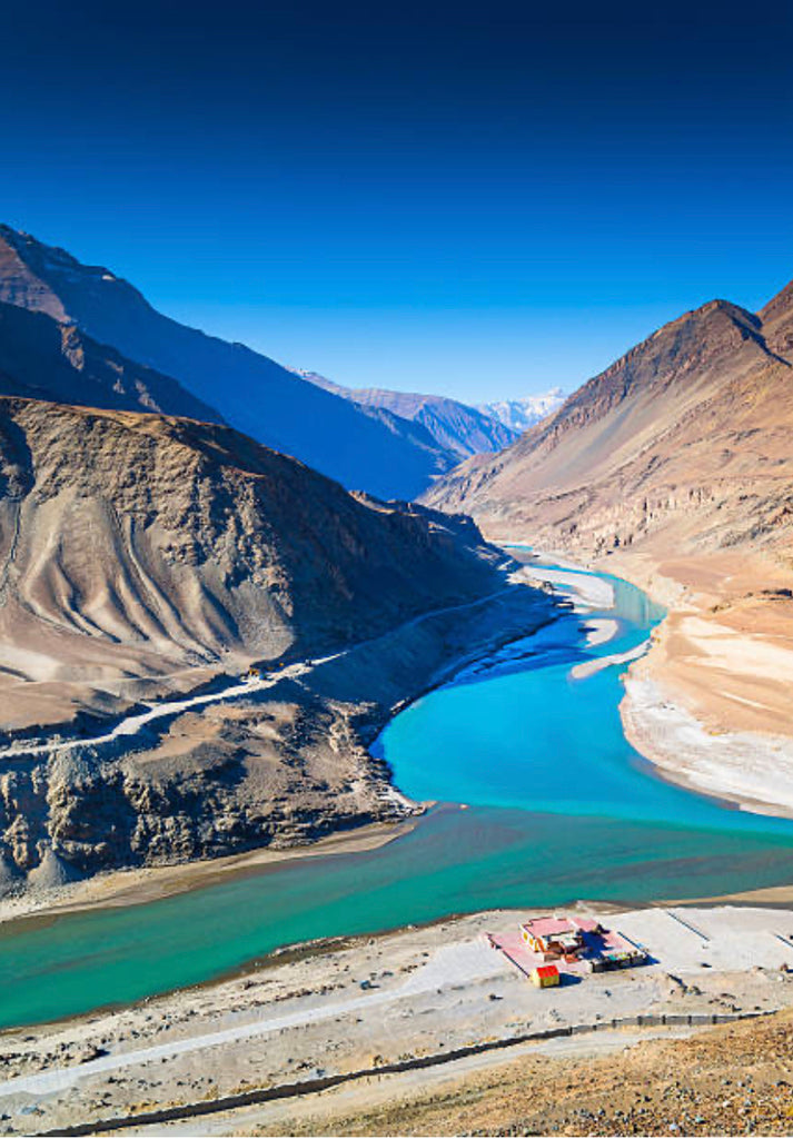 Photo des montagnes du cachemire et d’une rivière. Source de l’eau que nous utilisons  pour rincer et laver les écharpes lors de leur fabrication 